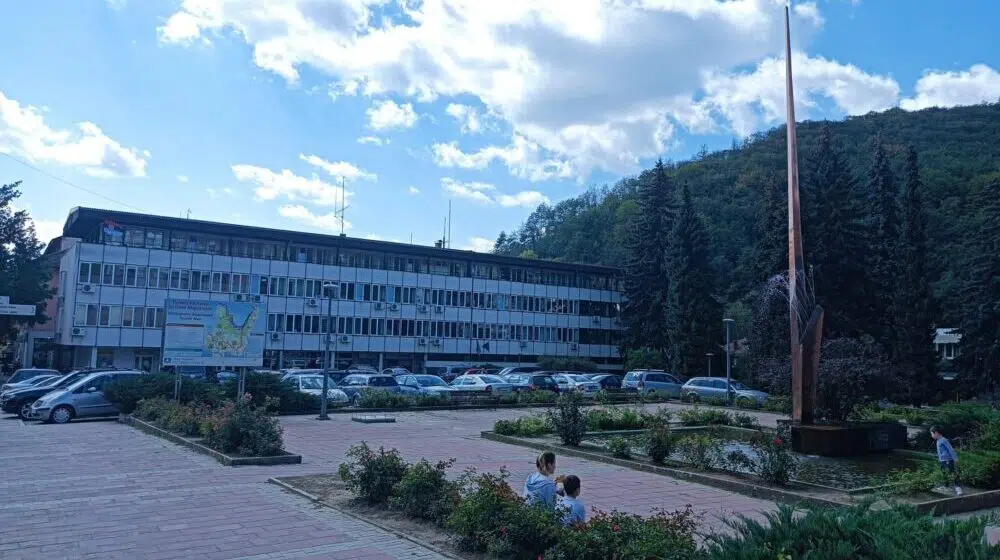 Majdanpek-zgrada-opstine-1-scaled-e1663162300309-1000x560-1.jpg