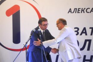 Predsednik-Srpske-napredne-stranke-Aleksandar-Vucic-u-sali-Doma-kulture-u-Donje-Milanovacu-na-skupu-SNS-a-povodom-redovnih-lokalnih-izbora-u-Majdanpeku-3-