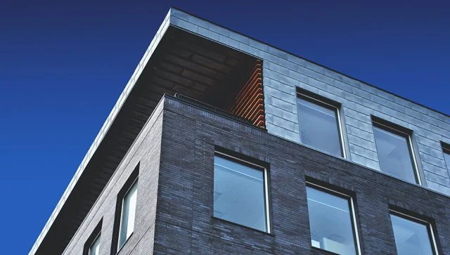 kuca-dom-krov-prozori-nekretnine-nepokretnosti-fasada-stolarija-zgrada-640x363